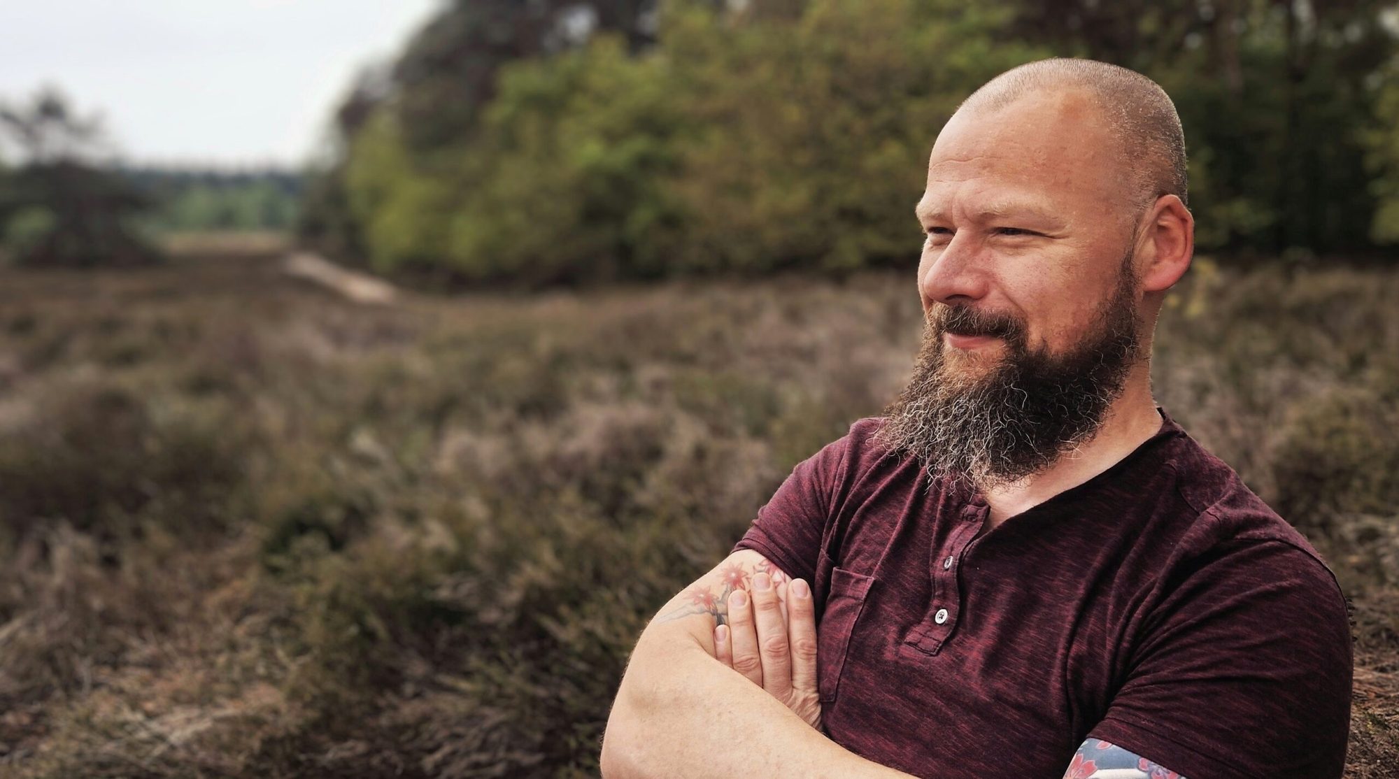Alexander Moelker op de heide in Drenthe